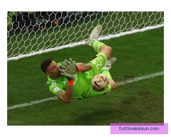 马丁内斯扑点球神技持续显现，状态回暖备受关注